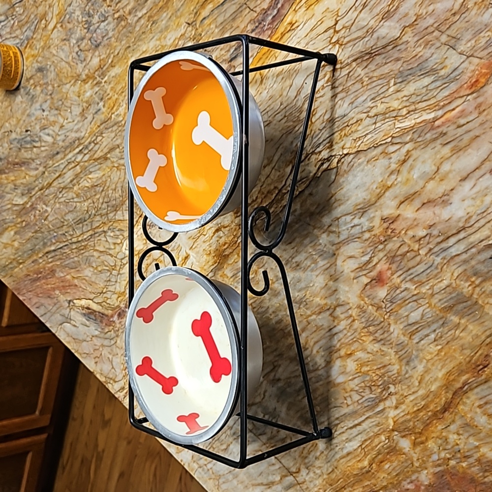 Aluminum pet dog bowls (2) w/ stand